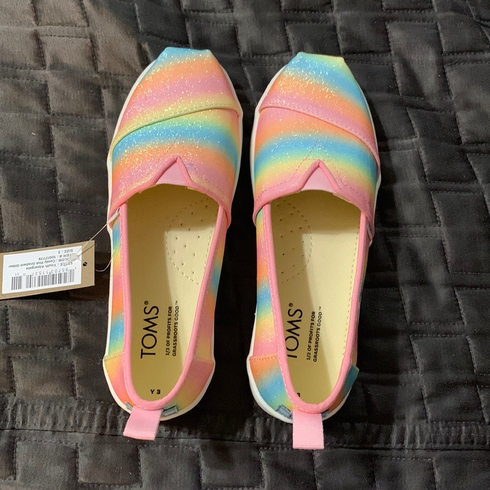 New with tags and in box. Toms size 3 girls rainbow shoe